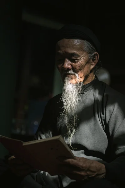 Il vecchio con costume tradizionale nero, barba bianca disegno calligrafia antico distich in Long Son, Ba Ria Vung Tau, Vietnam per celebrare il nuovo anno lunare in arrivo . — Foto Stock