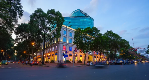 Centro comercial Diamond Plaza por la noche. Diamond Plaza es uno de los centros comerciales más grandes de Ho Chi Minh City Fotos de stock libres de derechos