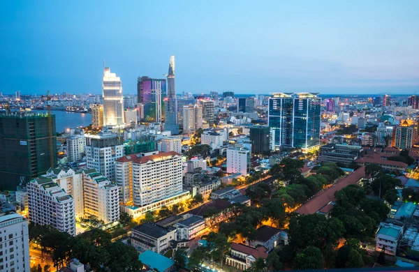 Vista aérea de la ciudad de Ho Chi Minh 2015 con nuevos edificios y hoteles de cinco estrellas en la colorida noche de luces en el centro de la ribera Imágenes de stock libres de derechos