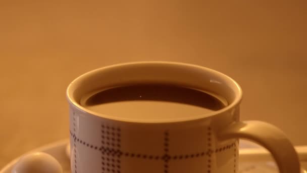 Kropla kawy spada i plusk. — Wideo stockowe