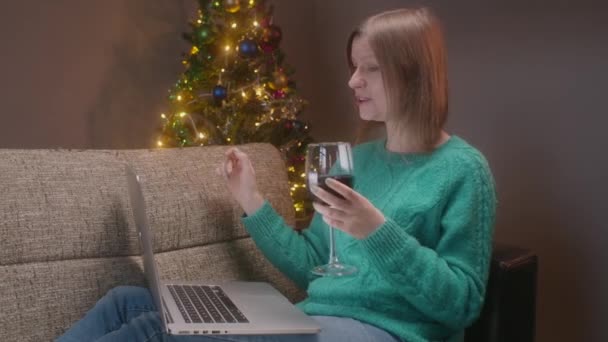 Різдвяна ніч, жінка розмовляє з батьками на блокноті, конференц-дзвінок, щоб відсвяткувати новий рік з друзями на карантині . — стокове відео