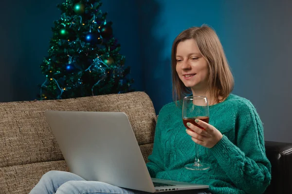 Donna che celebra la vigilia di Natale con i parenti tramite chiamata online sul computer portatile. Pandemia congratulazioni per il nuovo anno per la quarantena. — Foto Stock