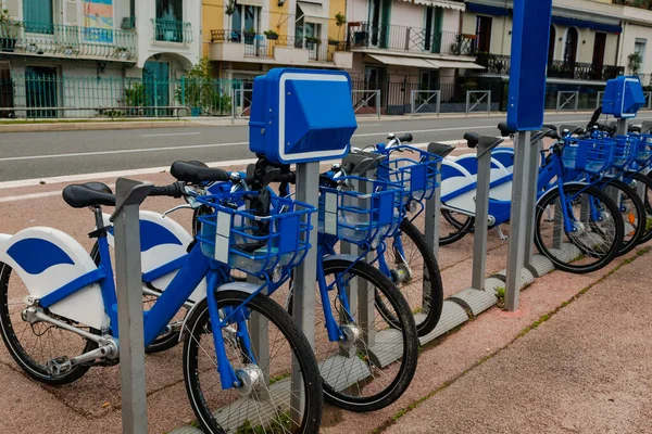 旅行者のための通りでの自転車レンタル、行の自転車、町の周りに乗る。生態系の状況は車に対するサイクリングを好むように指示します. ストック画像