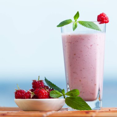 Naneli ahududu püresi, diyetteki insanlar için sağlıklı bir içecek. Meyveli milkshake..