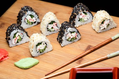 Bir Japon restoranında yengeç eti ve susam tohumuyla kaplı suşi ruloları.. 