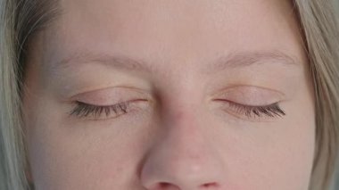Bir kadının gözlerini kapat, göz kırpan güzel gözler. Göz sağlığı ve kontakt lens kavramı. Göz ameliyatı