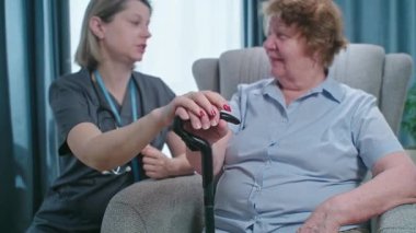 İhtiyaç duyduğu sağlık ve fizyoterapi hakkında konuşan kıdemli bir kadının asistanıyım. Yüksek kalite 4k görüntü