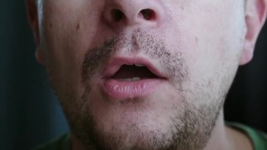 Erkeğin ağzını kapat, tanınmayan biri parmağını ağzına koyuyor ve bağırıyorsun. Sessiz ol, tacizin sembolü. Yüksek kalite 4k görüntü