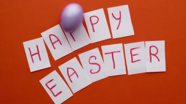 Mutlu Paskalyalar, tebrikler, renkli yumurtalı kelimeler, yumurta avı. Yüksek kalite 4k görüntü