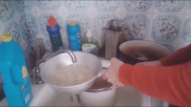 Mutfakta yemek hazırlığı.