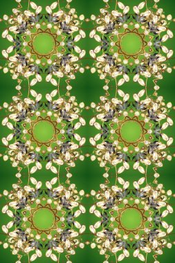 Klasik klasik klasik arka plan. Sarı ve yeşil renklerde altın elementlerle kusursuz desen. Klasik raster sarısı, kusursuz desen. Geleneksel oryantasyon süsü.