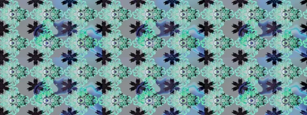 Çiçek desenli çizim. Raster illüstrasyonu. Mavi ve gri renkte çiçekler. Asya tekstil tarzında. Raster illüstrasyonu.