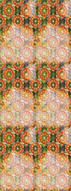 Klasik raster sarısı, kusursuz desen. Çiçek süsü kumaş deseni, cam, çiçek desenli metal bej ve nötr renklerde altın elementler..