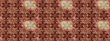 Kumaş desenli papatya çiçeği detayı. Kahverengi ve kırmızı renkte çiçekler.