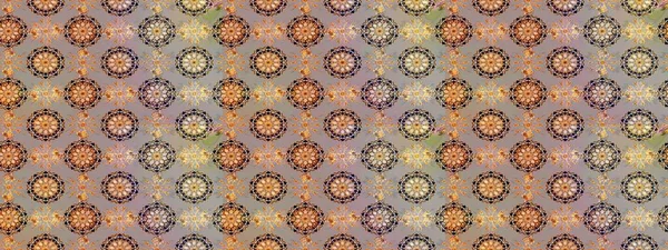 Gri ve bej renklerde bahar çiçekleri. Yaprak ve çiçeklerin suluboya boyası, gri ve bej renklerde pürüzsüz desen. Raster illüstrasyonu.