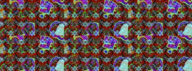 Çiçeksel çizim kalıbının yansıması. Vadinin çiçekleri kırmızı ve mavi renklerde.