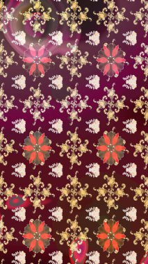 Nazik, narin çiçek arkaplanı. Çiçekli karalama şeklinde Raster çiçek deseni. Kahverengi ve mor renkte çiçekler.