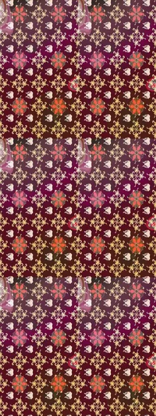 Küçük çiçekteki sevimli çiçek deseni. Kahverengi ve mor renkte çiçekler.