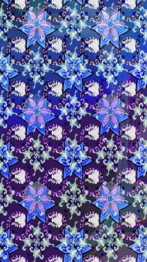 Pürüzsüz desenli, mavi ve mor renkli parlak çiçekli halı..