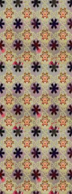 Bej ve nötr renklerde parlak çiçekli halı ile kusursuz desen..