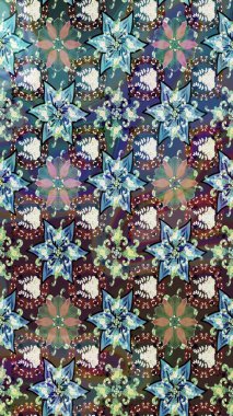 Suluboya elle çizilmiş çiçek desenli eskiz deseni. Parlak renkli fantezi çiçekleri, yapraklar, mavi renkli tomurcuklar.