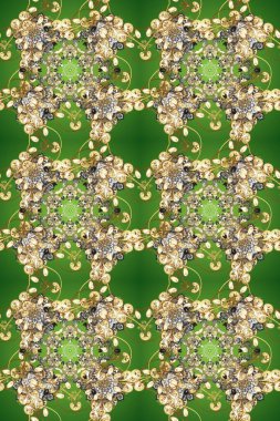 Geleneksel raster ve altın desen. Damask pürüzsüz süsü. Klasik oryantal desen yeşil, bej ve nötr renkler üzerinde.