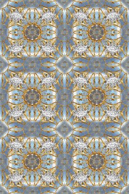 Doku arka planında altın duvar kâğıdı. Altın element gri, nötr ve mavi renklerde. Damask kusursuz yinelenen arkaplan. Barok tarzında altın çiçekli süs..