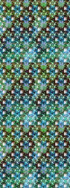 Tekstil, kumaş, ambalaj, hatıra defteri için hoş bir çiçek arkaplanı. Çocuksu tasarım. Yeşil ve mavi arka planda. Elle çizilmiş karalama çiçekleri ile Raster çizim deseni.