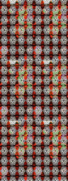 Gri ve kırmızı renkte çiçekler. Küçük çiçekte sevimli çiçek deseni var..