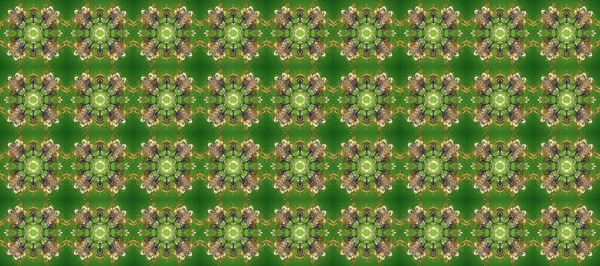 Yeşil, kahverengi ve gri renklerde altın elementlerle kusursuz klasik desen. Noel, kar tanesi, yeni yıl 2019.