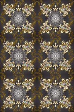 Altın elementli desen. Küçük bir alan derinliği. Mor, kahverengi ve altın kaplamalı bej arkaplan. Oyma. Kusursuz ahşap oyma. Lüks mobilyalar. Patina. Klasik mobilya stili.