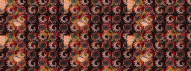 Kumaş desenli papatya çiçeği detayı. Siyah ve kahverengi renkte çiçekler.