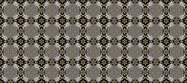 Gri ve kahverengi renklerde altın elementlerle kusursuz desen. Klasik raster sarısı, kusursuz desen. Klasik klasik klasik arka plan. Geleneksel oryantasyon süsü.