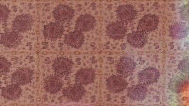 Renkli unsurlarla hareketli arka plan görüntüleri. Çiçekler. Eski model. Bayrak tarzı. Video kaydı. Şablon. Döngü. Kusursuz..