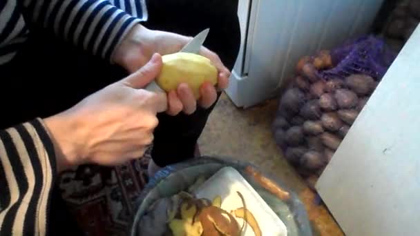 Fru peeling potatis — Stockvideo