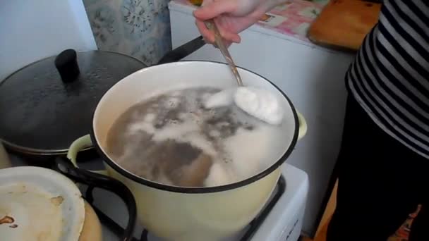Wife takes foam — Stock Video