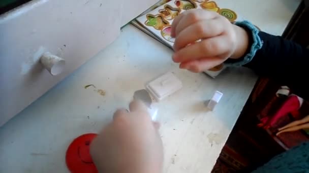 Ребенок играет с маленькими игрушками — стоковое видео