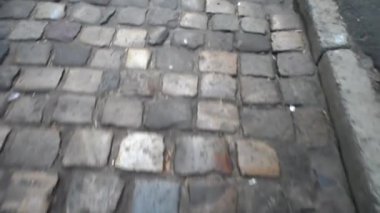 Eski şehir caddesinde yürüyorum