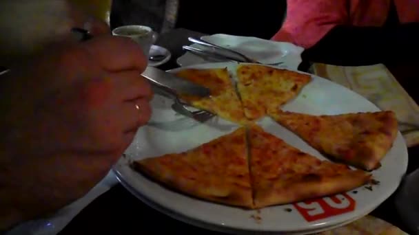 Pizza yeme insanlar — Stok video
