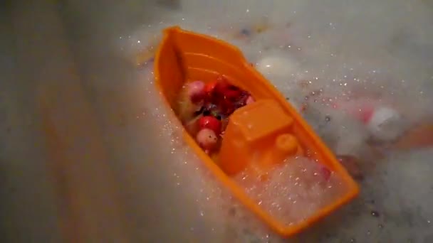 Criança brincando no banho com espuma — Vídeo de Stock