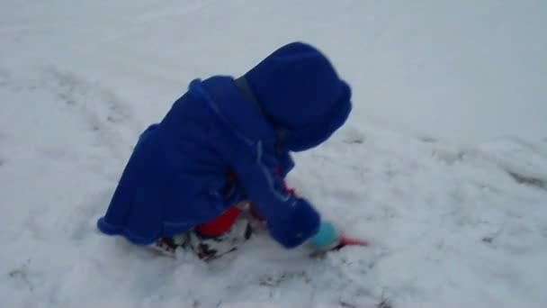 Χιόνι, κορίτσι, παίζει, κάδος, φτυάρι — Αρχείο Βίντεο
