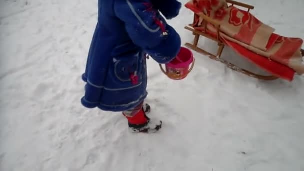Niño jugando en la nieve en el invierno — Vídeo de stock