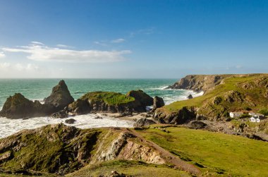 Cornwall 'daki Kynance Koyu' nun uçurum manzarası - Lizard yarımadası, Birleşik Krallık - İngiltere 