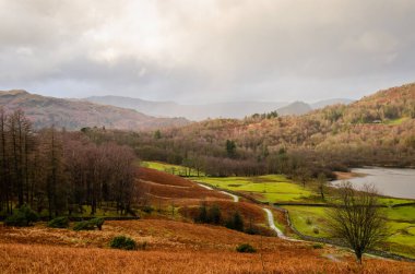 İngiltere, İngiltere 'deki Lake District' te güzel bulutlu bir vadi. 