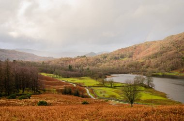 İngiltere, İngiltere 'deki Lake District' te güzel bulutlu bir vadi. 