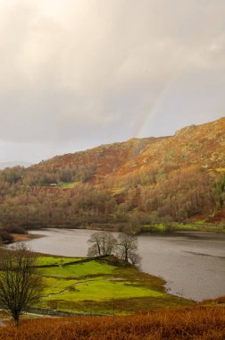 İngiltere 'de, İngiltere' de, Lake District 'te bir nehri olan bir vadide gökkuşağı ile güzel bir gün batımı 