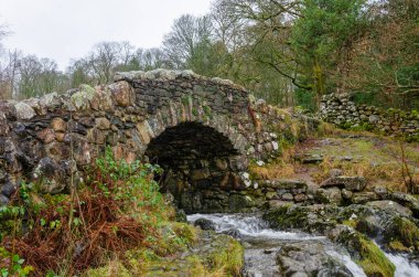Ashness Stone Köprüsü Keswick Gölü yakınlarındaki küçük bir nehir üzerinde Cumbria İngiltere Ulusal Parkı