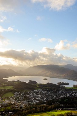 İngiltere, İngiltere 'deki Lake District' te güzel güneşli bir vadi. 