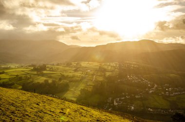 İngiltere, İngiltere 'deki Lake District' te güzel güneşli bir vadi. 