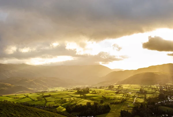 İngiltere, İngiltere 'deki Lake District' te güzel güneşli bir vadi. 